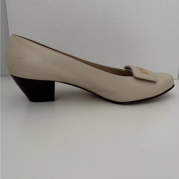 Salvatore Ferragamo Boutique Made in Italy Cream Heeled Loafers Size 8 - Picture 8 of 16
